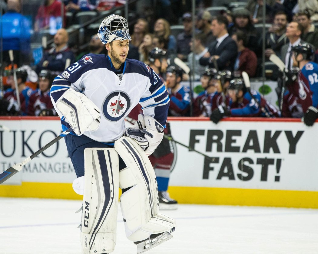 Ondřej Pavelec je po operaci kolena a v této sezoně již možná za Winnipeg chytat nebude.