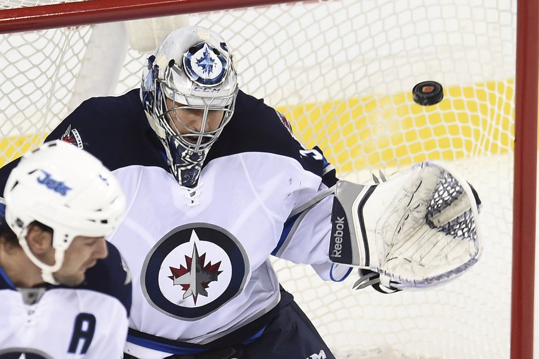 Ondřej Pavelec bude Winnipegu kvůli poraněnému kolenu chybět až dva měsíce