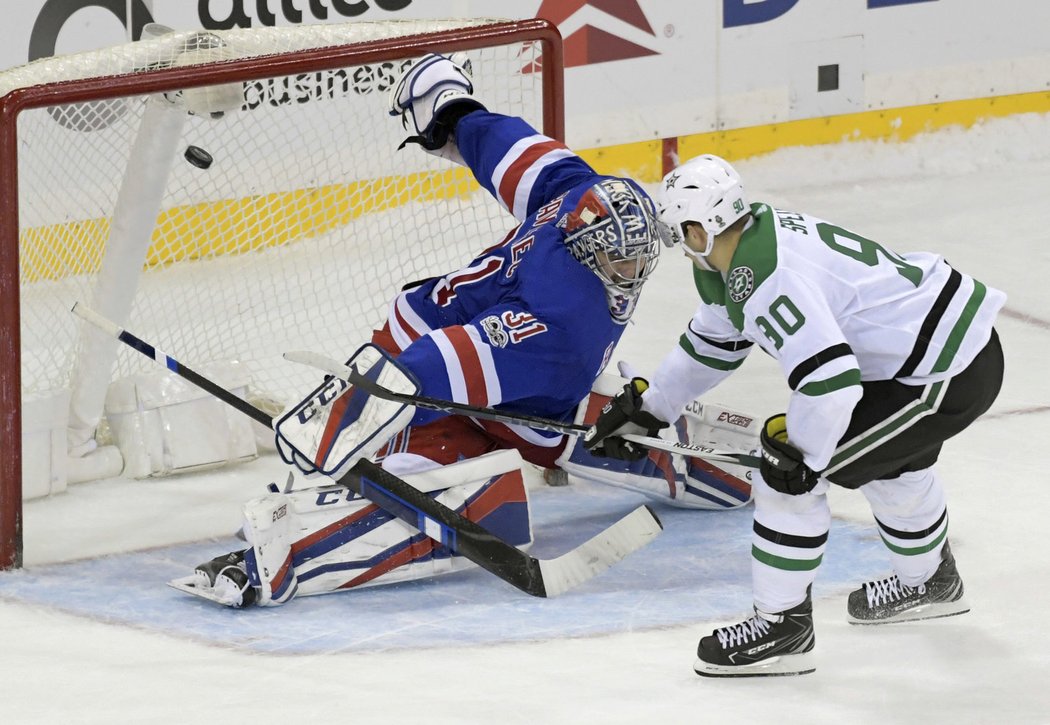 Ondřej Pavelec z New York Rangers se díky 44 zákrokům stal první hvězdou večera, prohře s Dallasem 1:2 po nájezdech ale nezabránil.