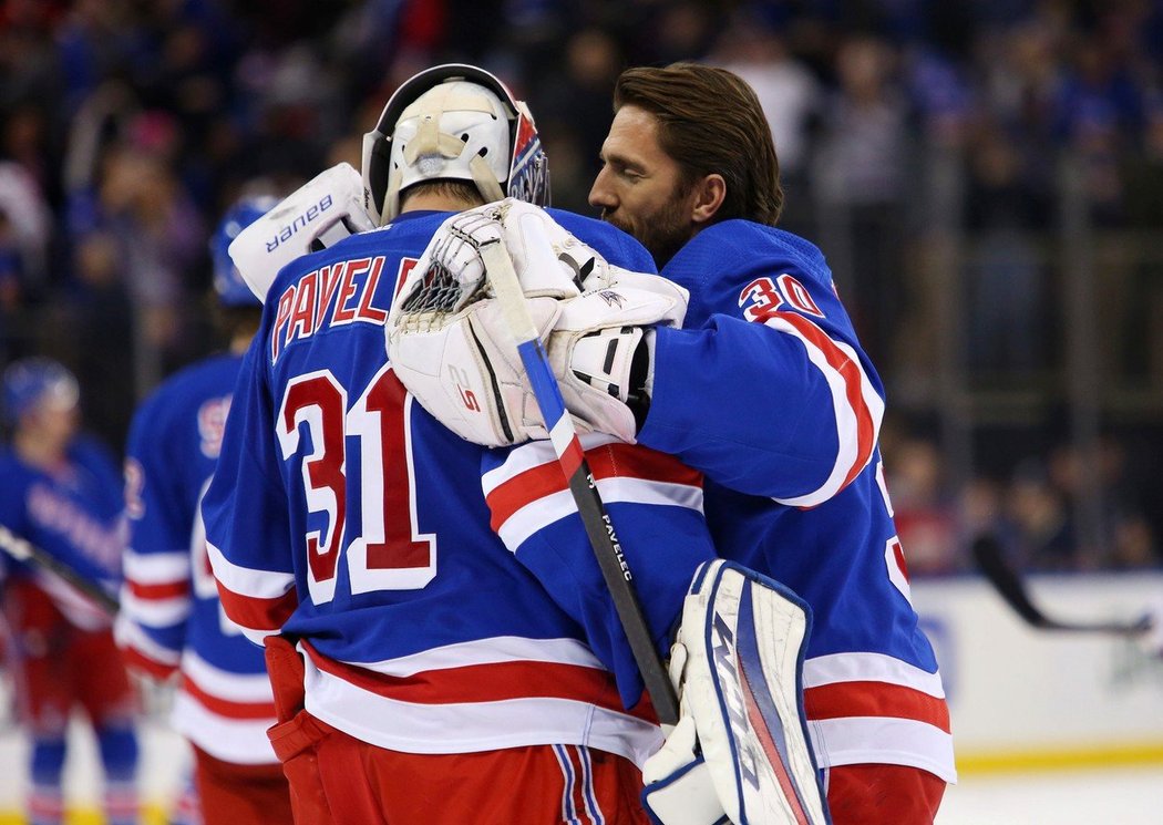 Ondřej Pavelec byl podruhé za sebou vyhlášen nejlepším hráčem zápasu a gratuloval mu i hvězdný Henrik Lundqvist