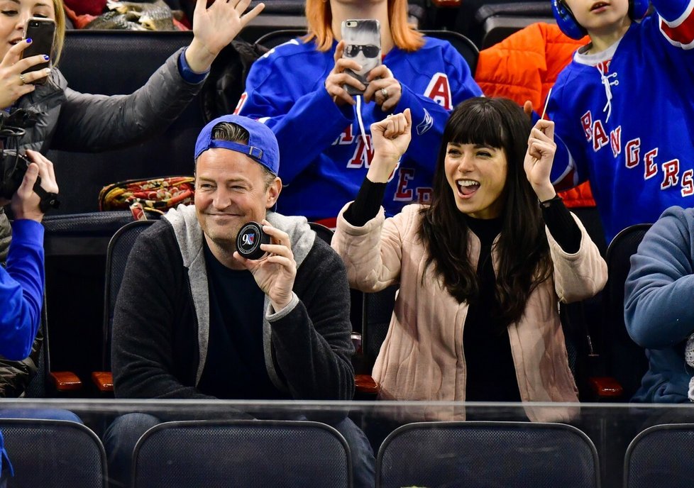 Herec Matthew Perry na zápase New York Rangers