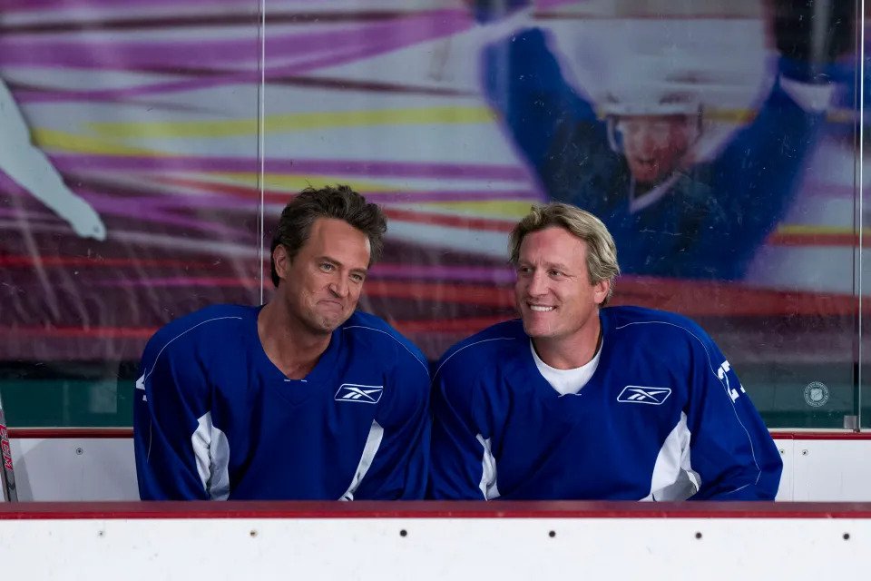 Herec Matthew Perry vedle legendárního útočníka NHL Jeremyho Roenicka (vpravo)