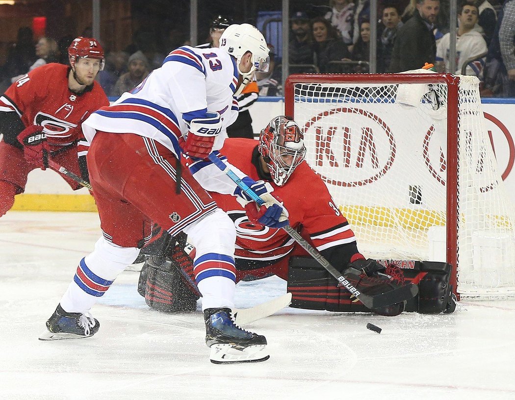 Petr Mrázek 27 zákroky pomohl k výhře hokejistů Caroliny 3:0 na ledě New York Rangers a stal se první hvězdou večera.