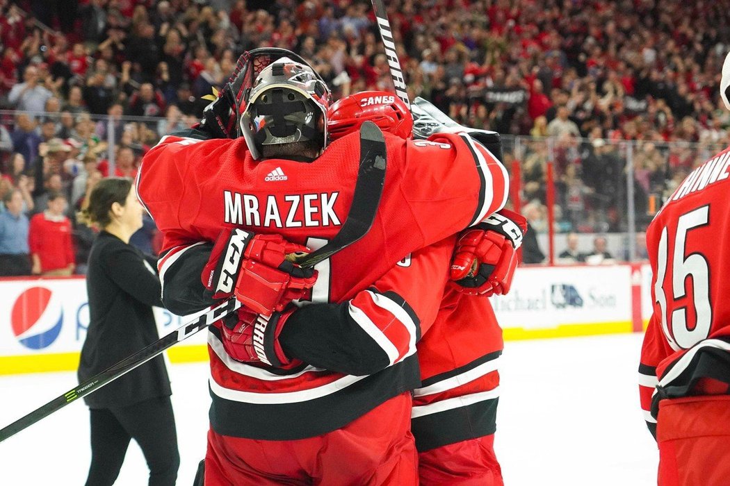 Petr Mrázek načal druhou stovku výher v NHL, dotáhl své Carolina Hurricanes do play off a chystá útok na titul. 