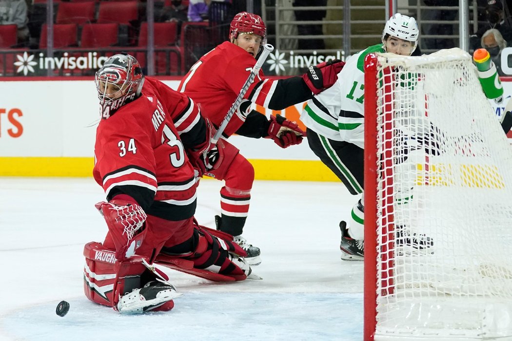 Petr Mrázek chytal v NHL po dvou měsících, kryl 28 střel a dovedl Carolinu k výhře 1:0 nad Dallasem