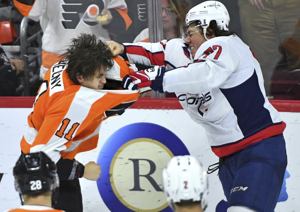 T.J. Oshie a Travis Konecny při vzájemné bitce