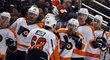 Jaromír Jágr slaví se střídačkou Flyers gól do sítě Anaheimu. Po zranění se v tomto zápase vrátil dvěma brankami