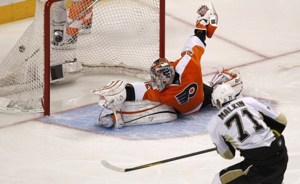 Malkin prostřelil oba brankáře Philadelphie, Bryzgalova i Bobrovského (na snímku).