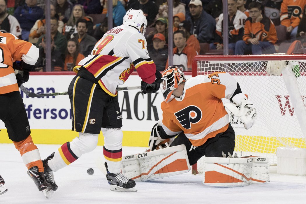 Micheal Ferland ve velké šanci před brankářem Philadelphie neuspěl