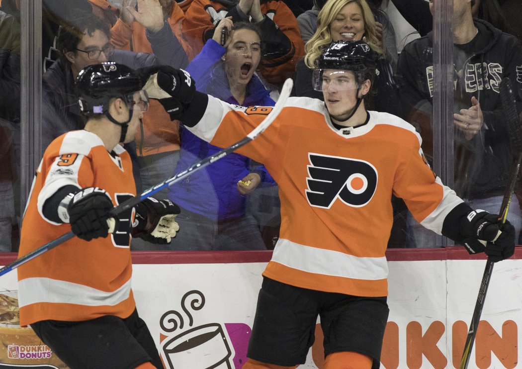 Nolan Patrick se raduje z gólu do sítě Calgary