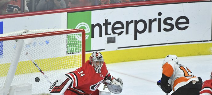 Petr Mrázek likviduje šanci Philadelphie.