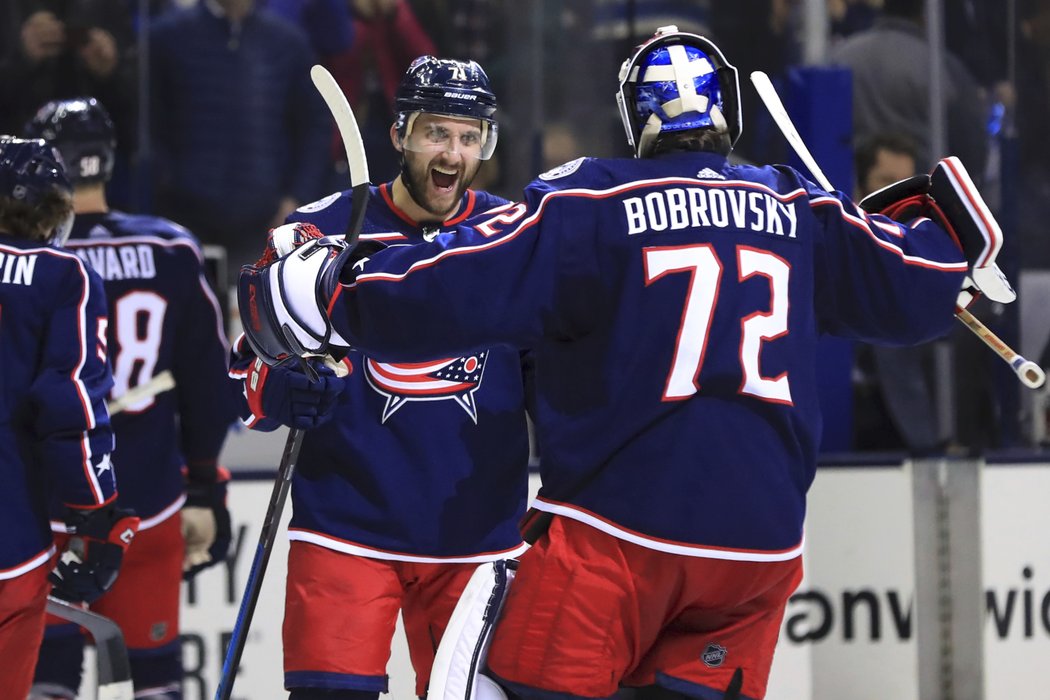 Nick Foligno a brankář Sergej Bobrovskij se radují z výhry nad Philadelphií.