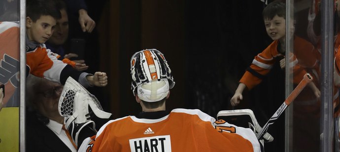 Mladý brankář Flyers Carter Hart se zdraví s fanoušky po výhře nad Detroitem 3:2.