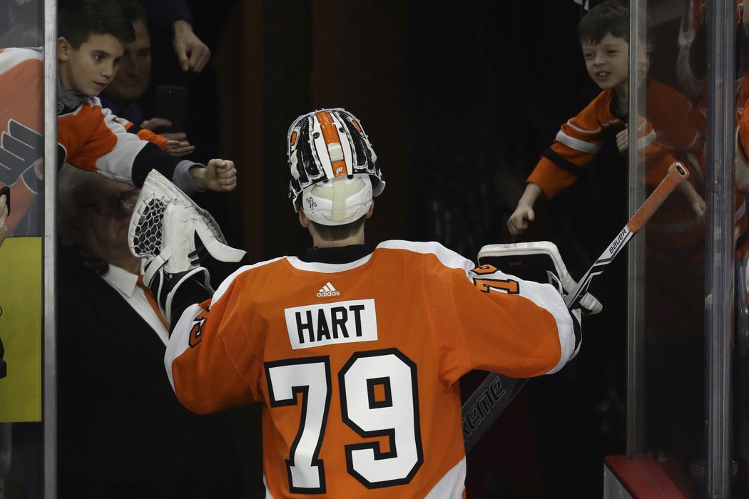 Mladý brankář Flyers Carter Hart se zdraví s fanoušky po výhře nad Detroitem 3:2.