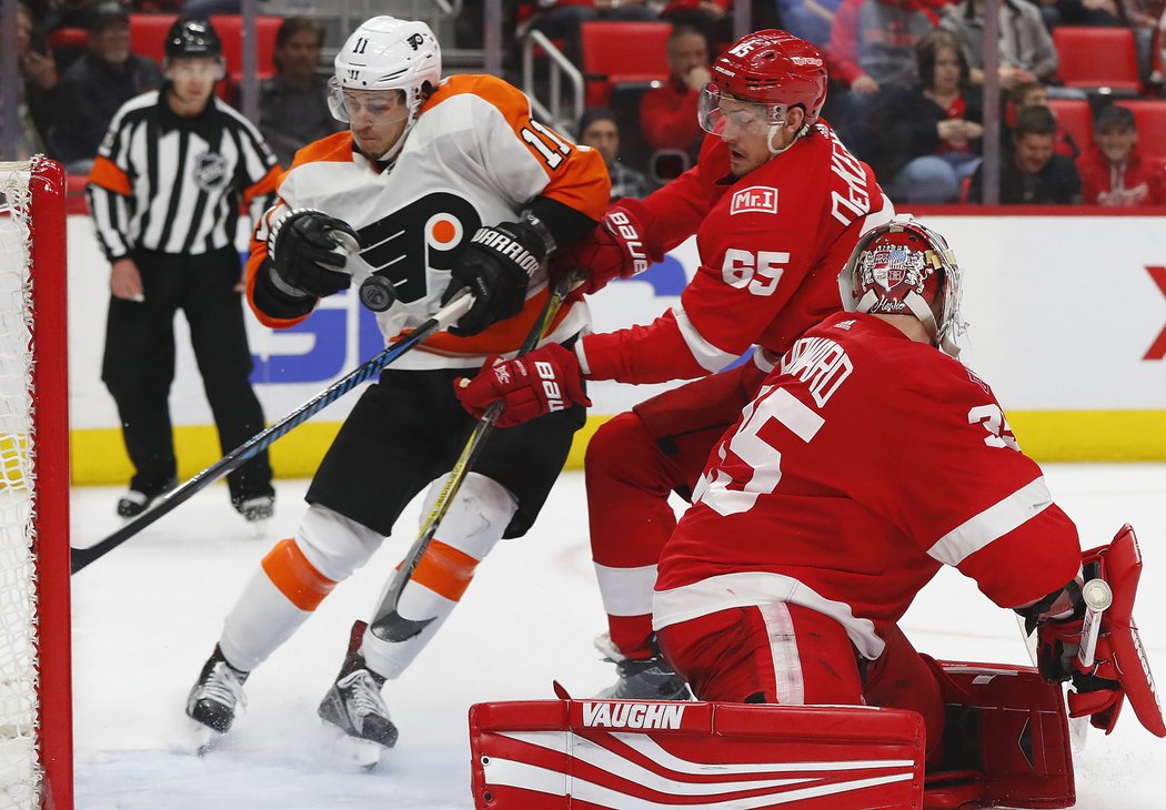 Tenhle puk dokázal Travis Konecny dostat do klece Red Wings