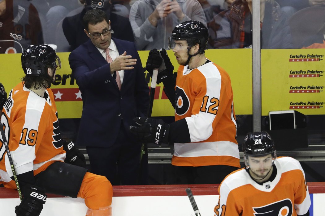 Radko Gudas zpříjemnil Scottu Gordonovi premiéru na trenérské lavičce Philadelphie gólem, kterým pomohl k výhře 3:2 nad Detroitem.