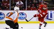 Útočník Detroitu Henrik Zetterberg pálí na branku Philadelphie v nočním utkání NHL