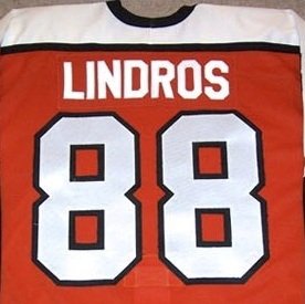 88. Eric Lindros, útočník - Patřil mezi největší power-forwardy historie. Tabulky NHL by vypadaly jinak, kdyby zůstal zdravý. Kariéru mu zničily otřesy mozku.