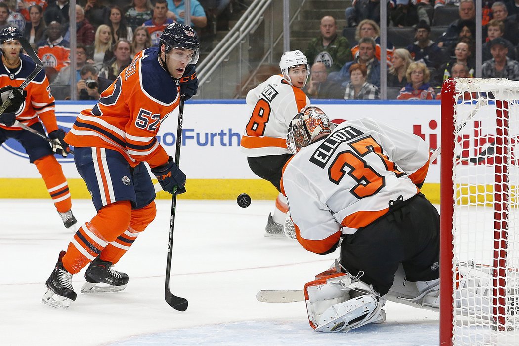 Brian Elliott v brance Philadelphie se nenechal překonat od Patricka Russella z Edmontonu