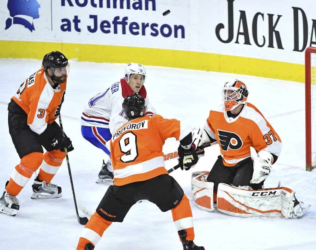 Brian Elliott, Radko Gudas a Ivan Provorov hasí potíže v obranném pásmu Flyers