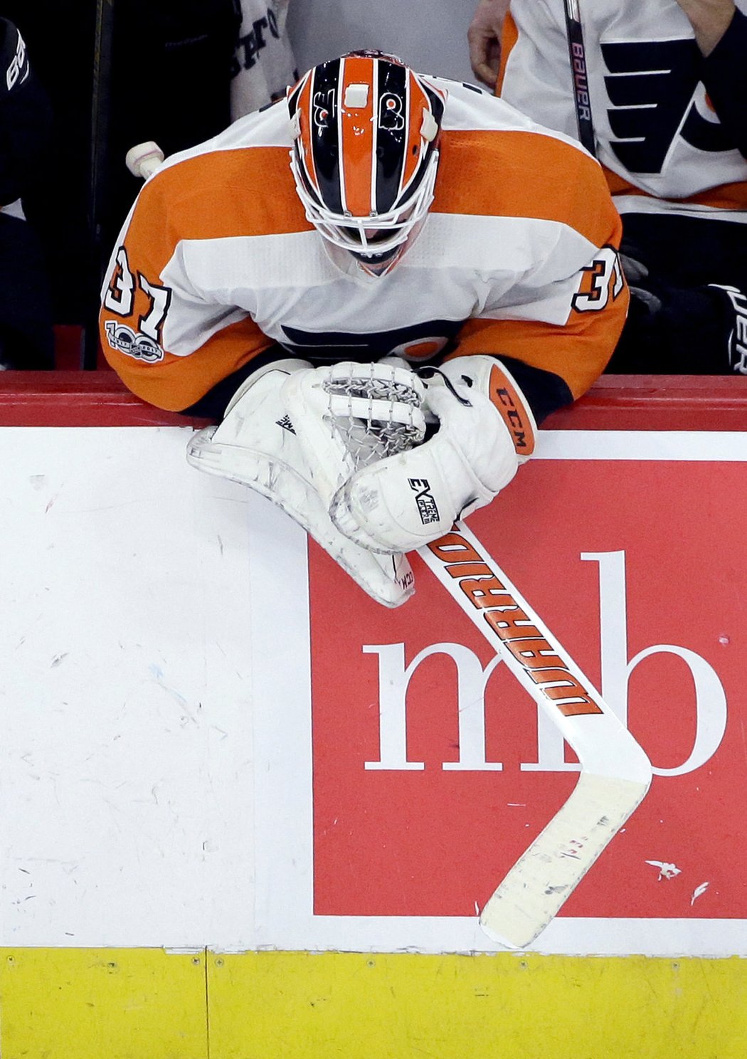 Brian Elliott sledoval závěr utkání proti Chicagu ze střídačky