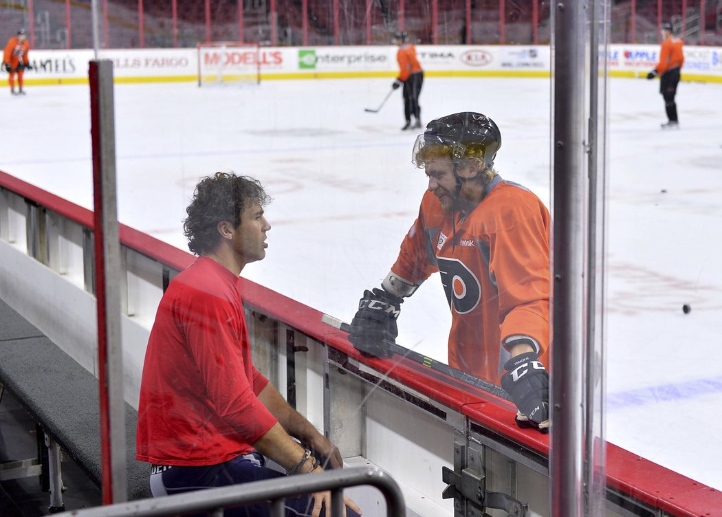 Jaromír Jágr před duelem ve Philadelphii poklábosil s Jakubem Voráčkem