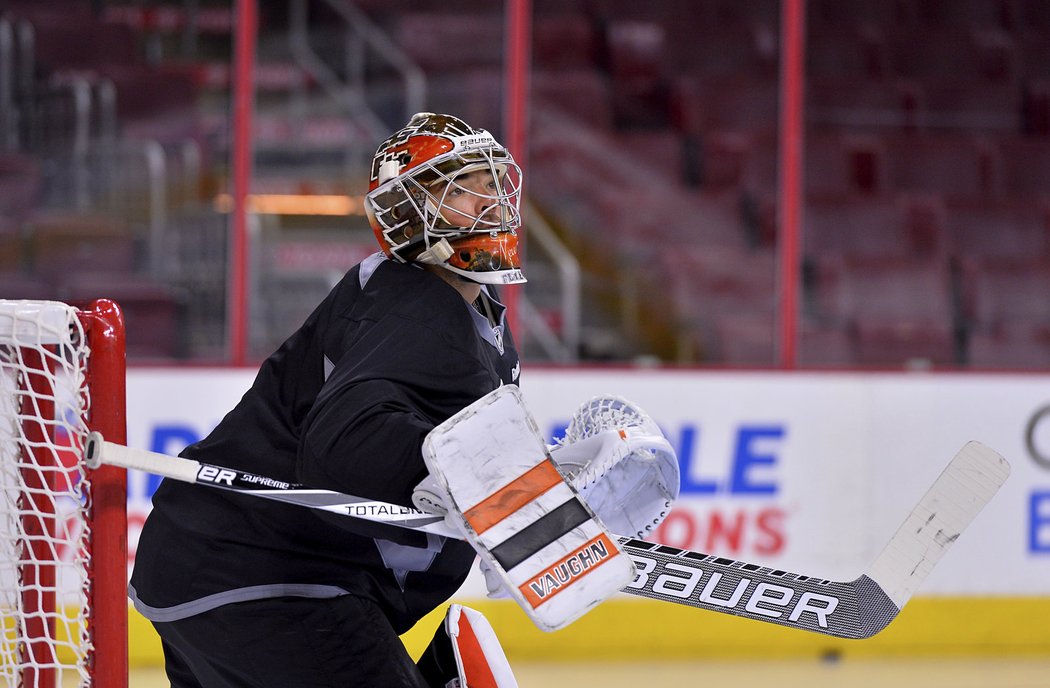 Michal Neuvirth při rozbruslení před zápasem s Floridou, do kterého poprvé ve Philadelphii naskočil od začátku