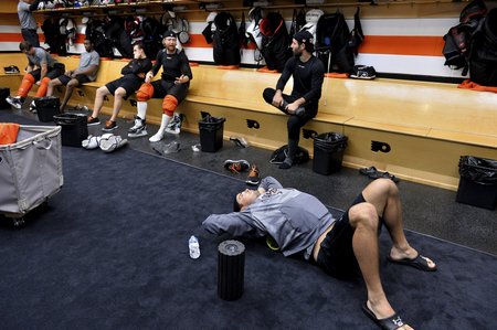 Momentka ze šatny Philadelphie před zápasem proti Floridě... Jakub Voráček a ležící Michal Neuvirth, kterého čekala premiéra od začátku zápasu