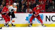 Brett Pesce (vlevo) a Travis Sanheim (uprostřed) svedli souboj o kotouč během zápasu Flyers - Canes