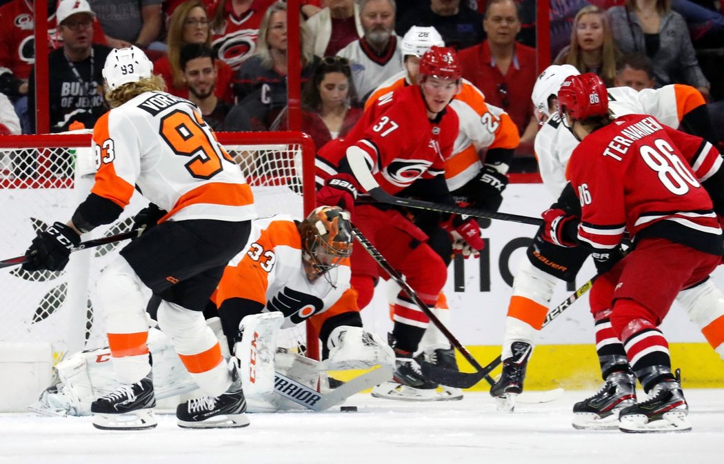 Zleva Jakub Voráček, Cam Talbot, Andrej Svečnikov a Teuvo Teravainen během zápasu Flyers s Canes