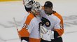 Carter Hart a Brian Elliott se dělí o brankoviště Flyers