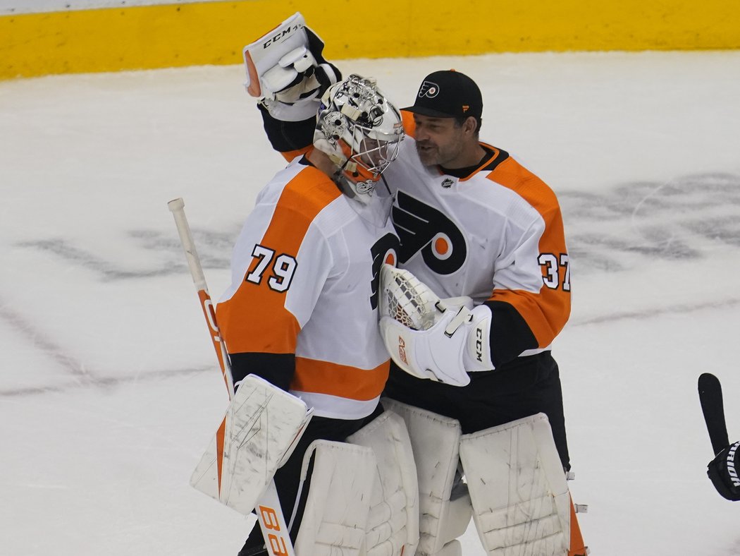 Carter Hart a Brian Elliott se dělí o brankoviště Flyers