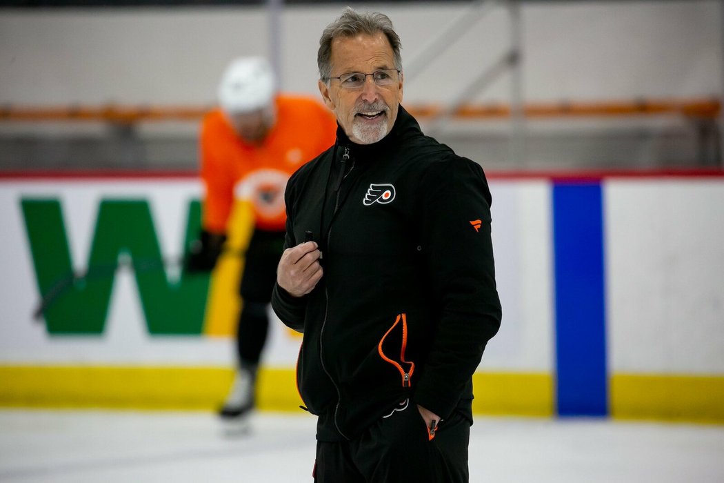 Pořádná dřina. Kouč John Tortorella dal během svého prvního tréninku ve Philadelphii hráčům zabrat