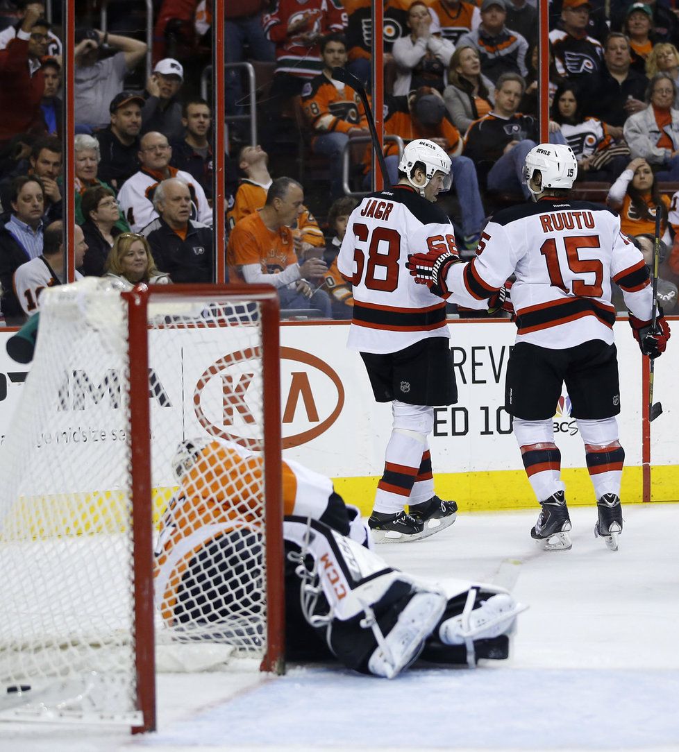 Jaromír Jágr se zasloužil gólem a asistencí o výhru hokejistů New Jersey na ledě Philadelphie 2:1 a byl vyhlášen první hvězdou zápasu. V dresu poražených přihrál na jediný gól další český útočník Jakub Voráček