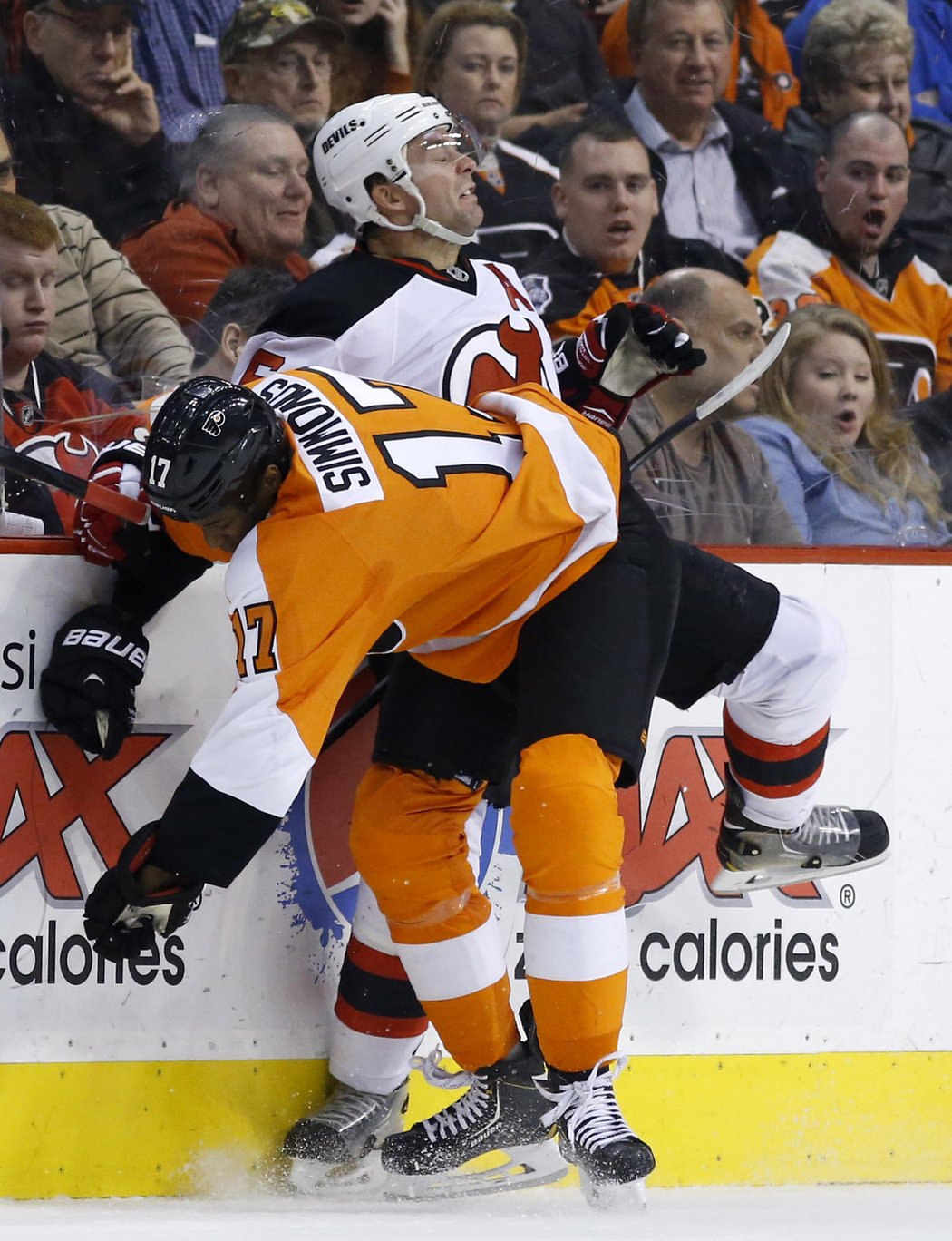 Útočník Flyers Wayne Simmonds umí rány přijímat i rozdávat, takhle se o tom přesvědčil Andy Greene z New Jersey