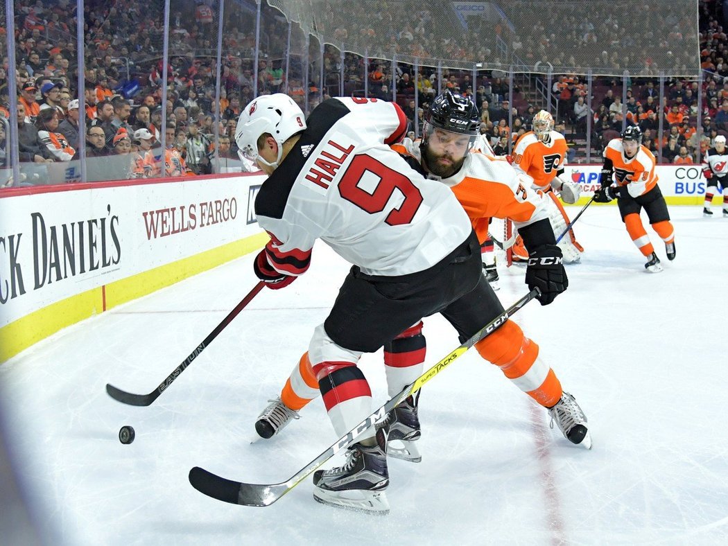 Radko Gudas se podruhé v řadě trefil, hitem navíc vyřadil ze hry Taylora Halla