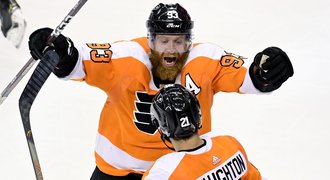 Voráček s Flyers odvrátili konec. Debutant Canucks pustil jedinou střelu