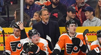 Torts leští Flyers, jako první Američan odkoučoval 1500 zápasů v NHL