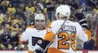 Shayne Gostisbehere a Claude Giroux slaví proti Pens další branku