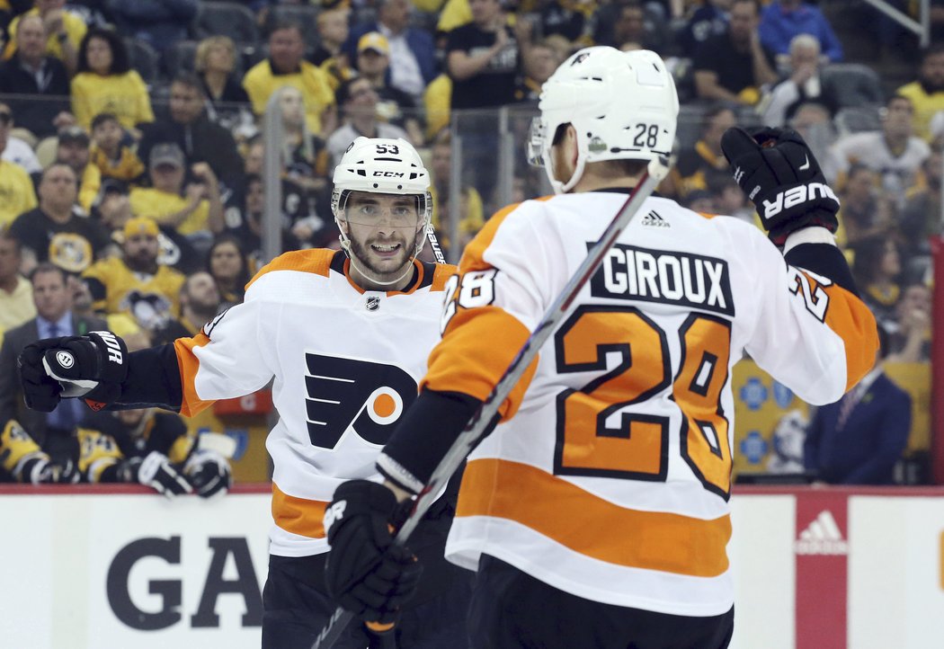 Shayne Gostisbehere a Claude Giroux slaví proti Pens další branku