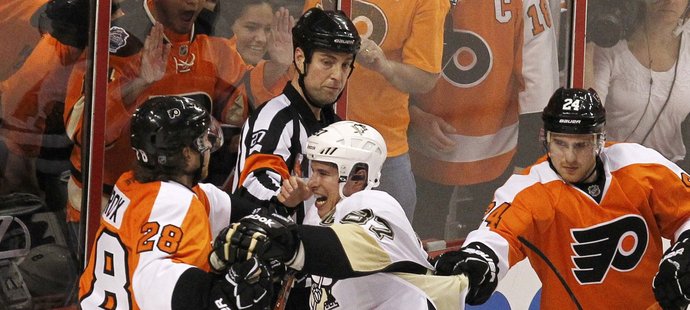 Crosby se neustále snažil vyprovokovat hlavní hvězdu Flyers Girouxe.