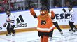 Maskot Gritty během NHL v Praze