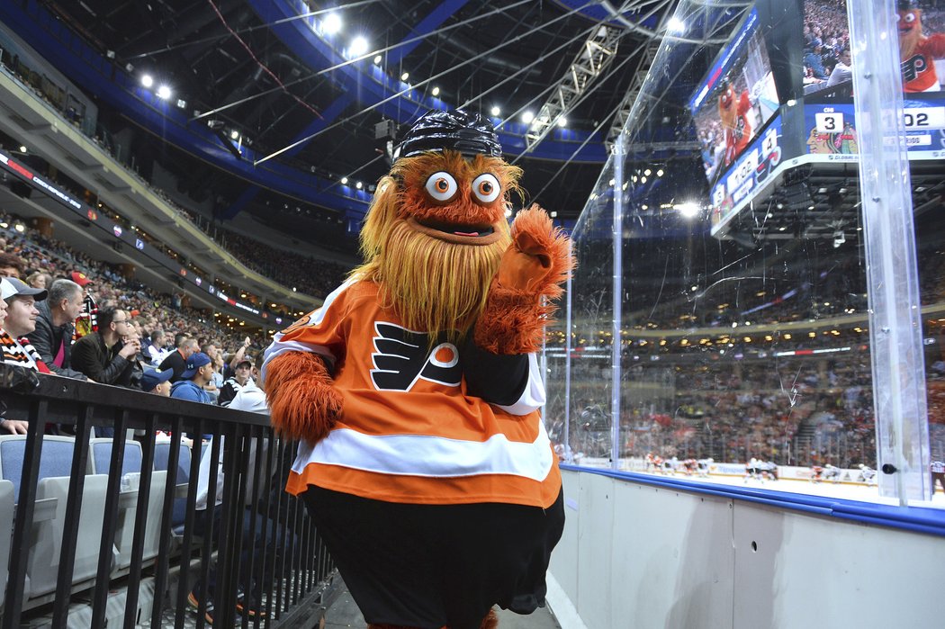 Maskot Gritty během NHL v Praze