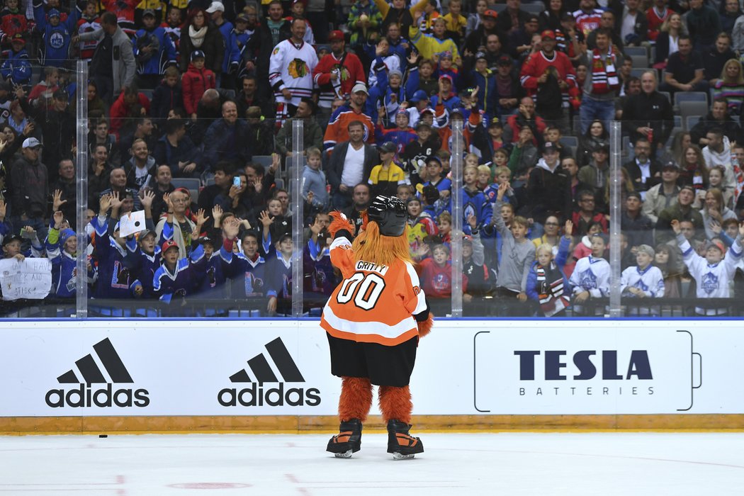Maskot Gritty během NHL v Praze