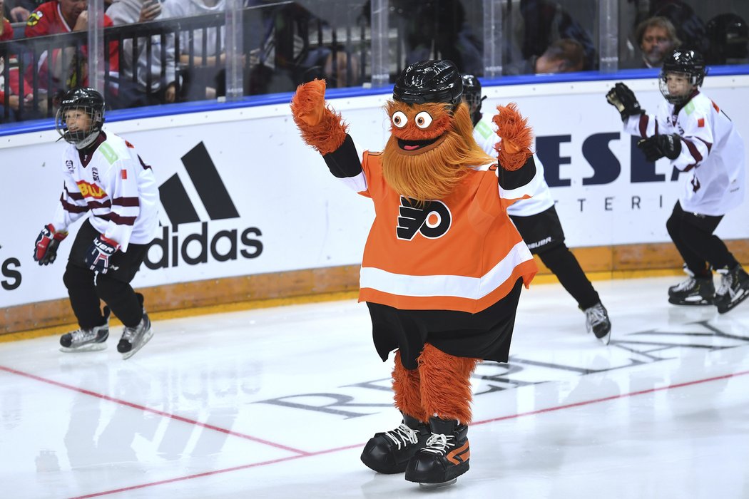 Maskot Gritty během NHL v Praze