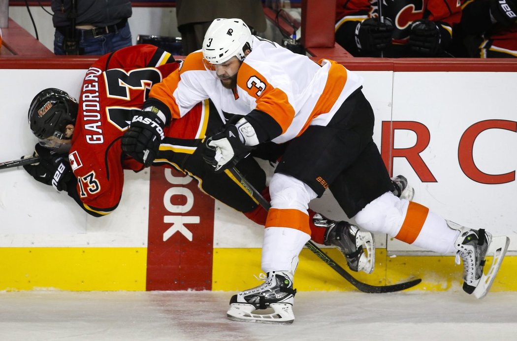 Radko Gudas tradičně předváděl hru do těla.