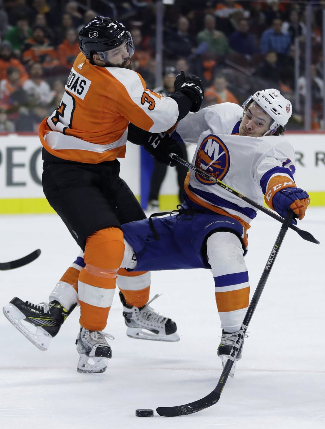 Hitem vyřídil nováčka Barzala obránce Radko Gudas z Philadelphie