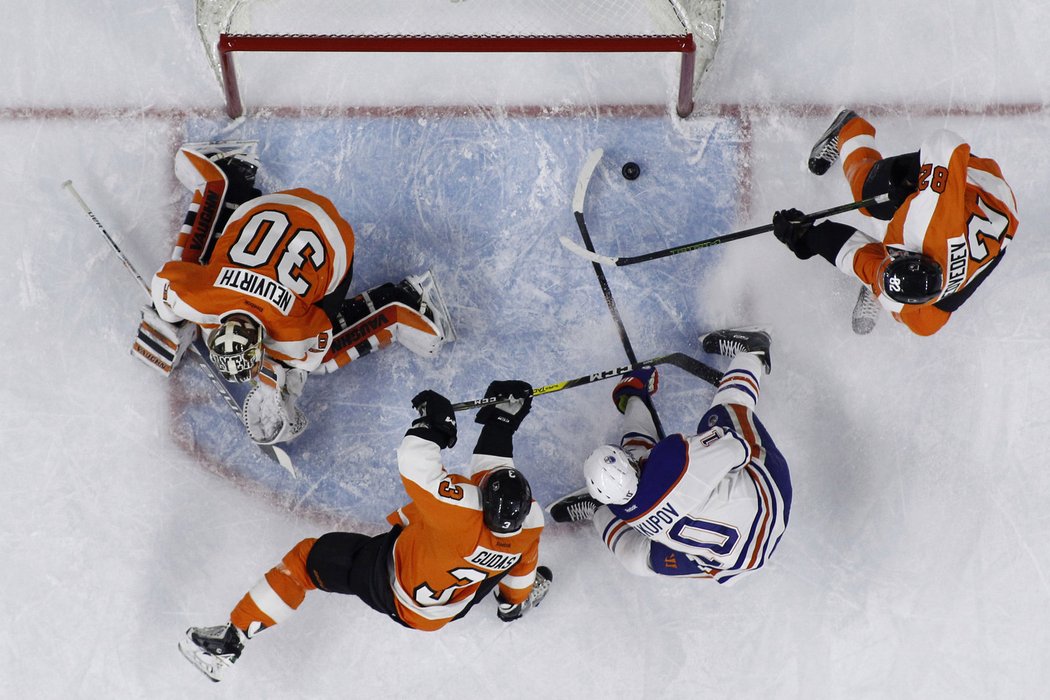 Ani Michal Neuvirth ani Radko Gudas nedokázali zabránit gólu Naila Jakupova z Edmontonu