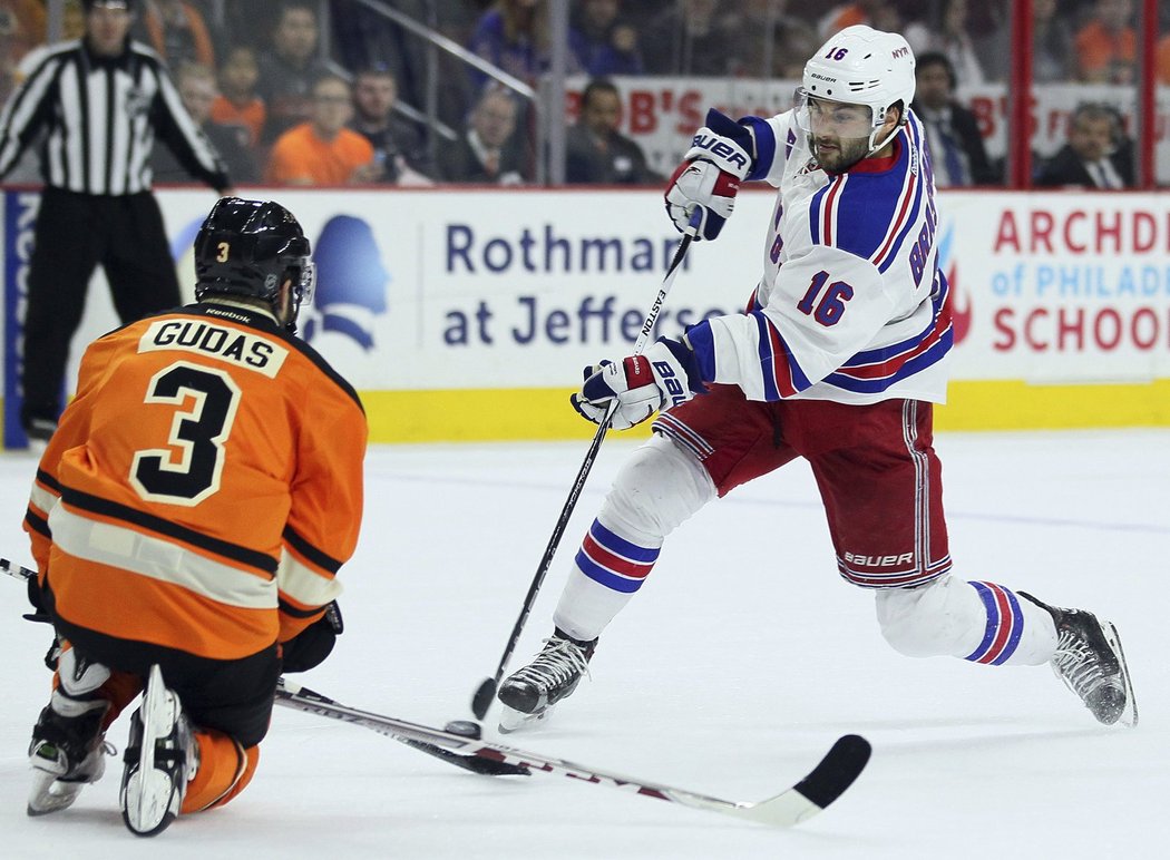 Radko Gudas nebojácně klekl do střely Derricka Brassarda