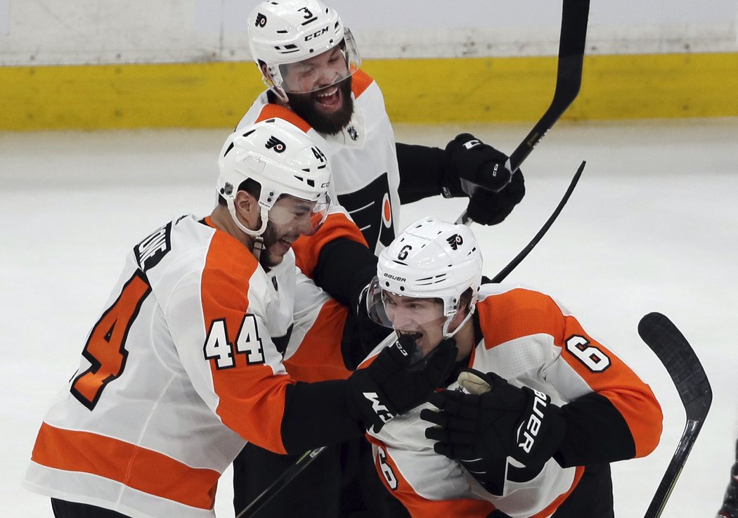 Travis Sanheim (6) ve stém zápase v NHL rohodl zápas v prodloužení